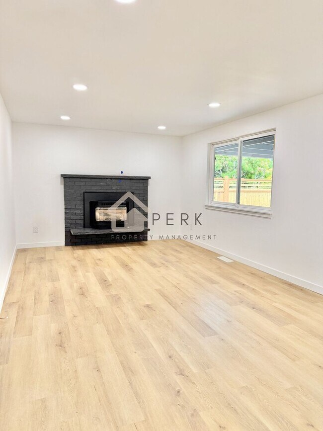Building Photo - 3605 NE 10th Ct