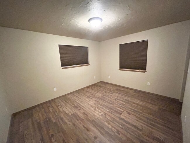 Building Photo - Huge Shop with 2 bedroom 2 bath Condo attached!