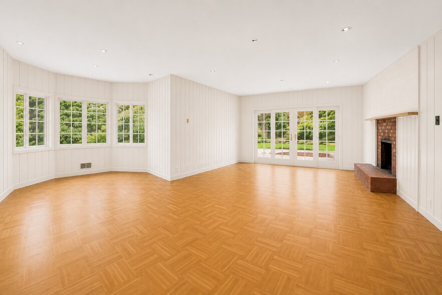 Building Photo - 809 N Bedford Dr