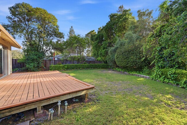 Building Photo - Spacious 4-bedroom 2-Bath in Desirable Area in Walnut Creek!