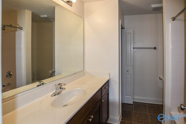 Building Photo - 412 Prom Dr SW