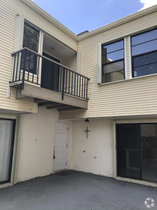 Building Photo - 1625 Shaker Cir