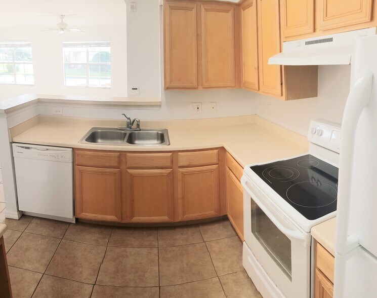 Building Photo - 1040 Villagio Cir