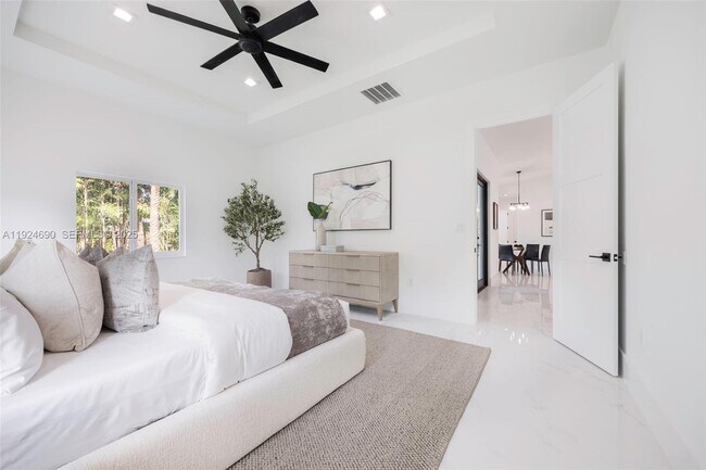 Building Photo - 6845 SW 52nd St