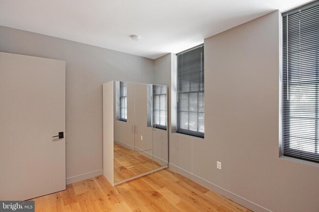 Building Photo - Luxurious 5-Bedroom Unit in Mt Vernon Square