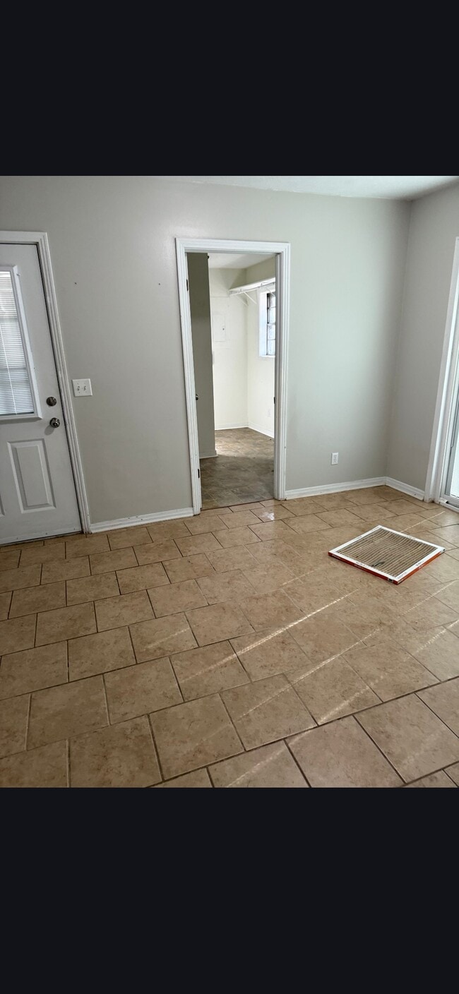 Building Photo - 619 Cherokee Rd