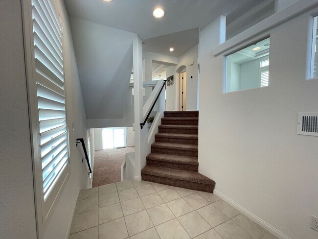 Building Photo - 3 Story house 4 bedroom / 3.5 bath, Southwest