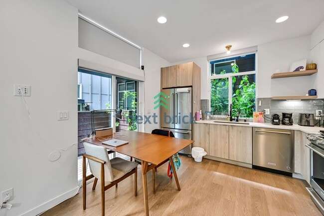 Building Photo - 2 BED & 2 BATH TOWNHOUSE FOR RENT