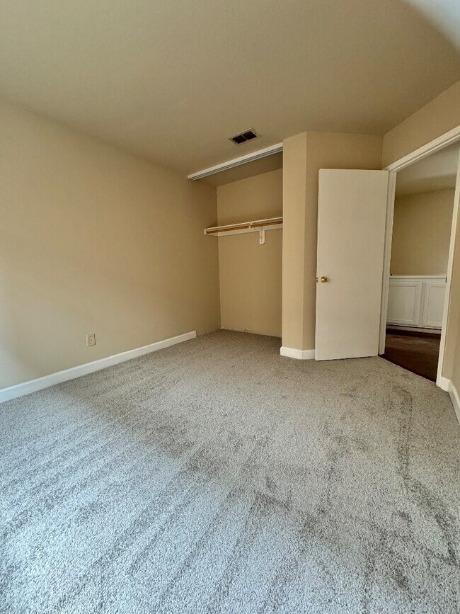 Building Photo - 5024 Rodeo Cir