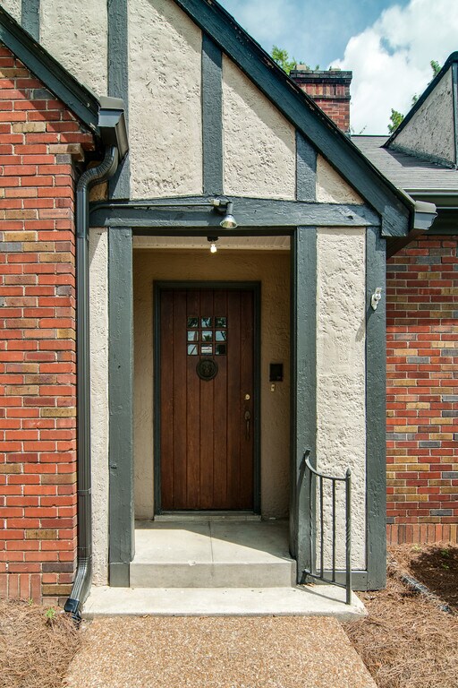 Building Photo - Classic Green Hills Tudor