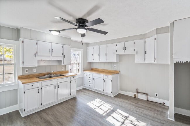 Building Photo - 611 E Main St