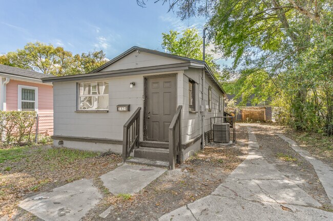 Building Photo - 1424 E 25th St