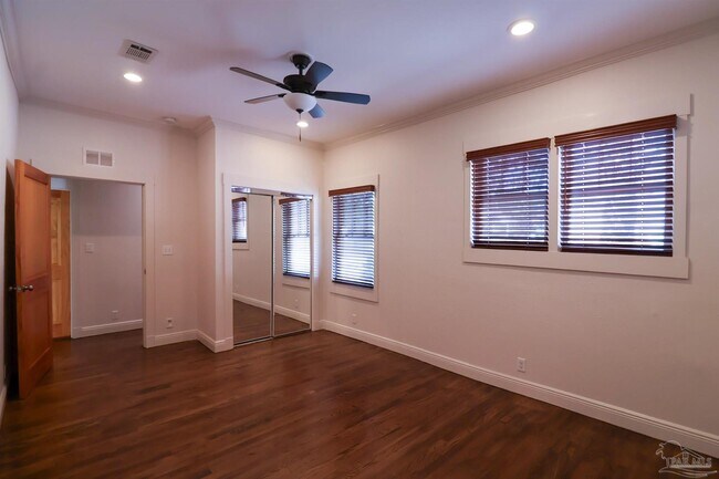 Building Photo - 422 N Davis Hwy