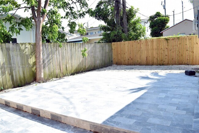 Building Photo - 622 NE 6th St