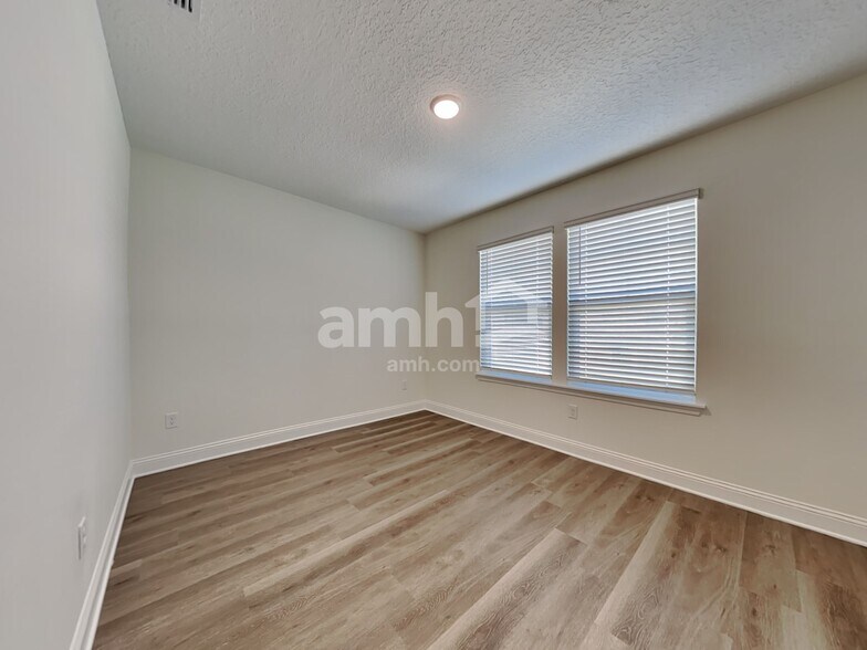Building Photo - 11667 Hillside Dr