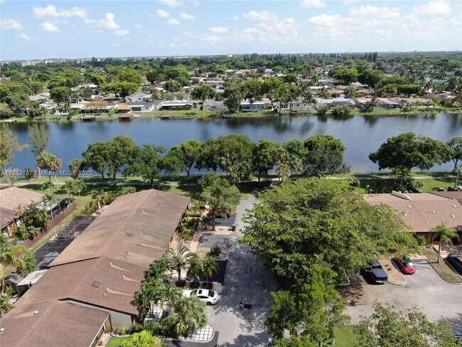 Building Photo - 2331  Dogwood Ct  . Pembroke Pines Fl 33026