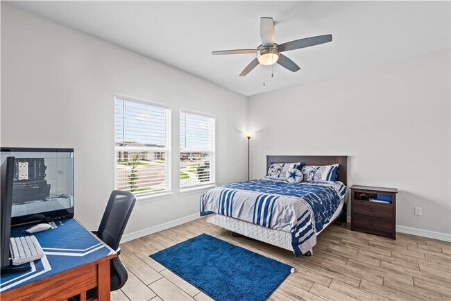 Building Photo - 4 Bedroom | 3 Bathroom | Centrally Located
