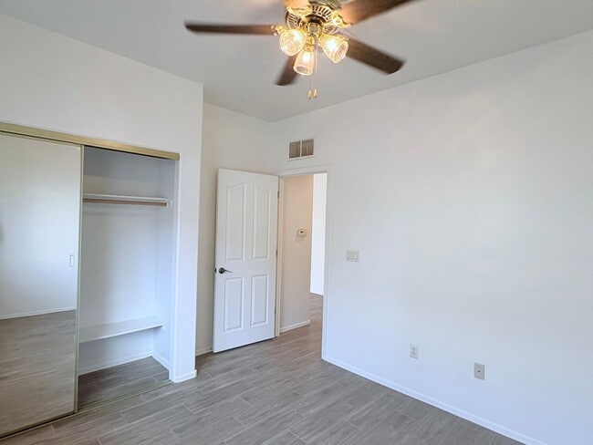 Building Photo - 4 bed/3bath in desirable Paseo Del Rio Community