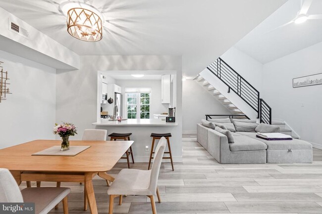 Building Photo - 3904 Fenwick Ln