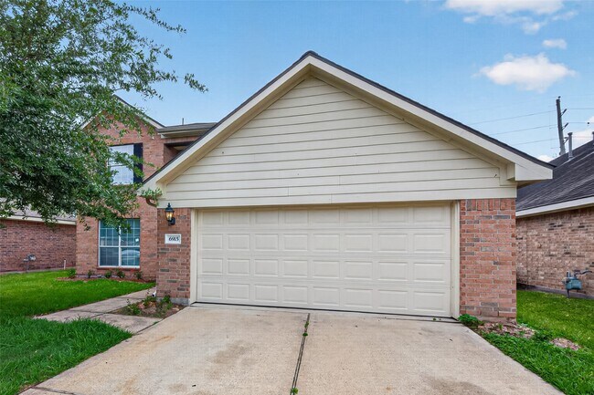 Building Photo - 6915 Great Oaks Shadow Dr