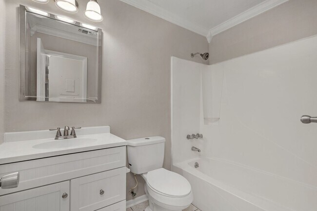 Building Photo - Charming 3 Bedroom Home in Pine Meadows – Prime Fort Walton Beach Location