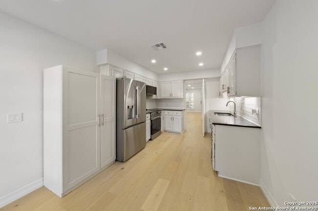 Building Photo - 7815 Broadway St