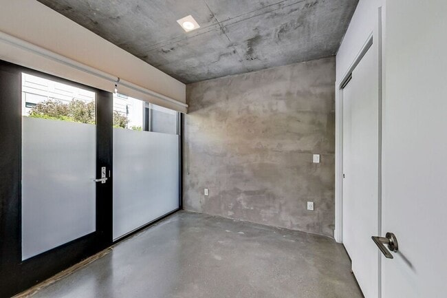 Building Photo - 595 Mariposa St