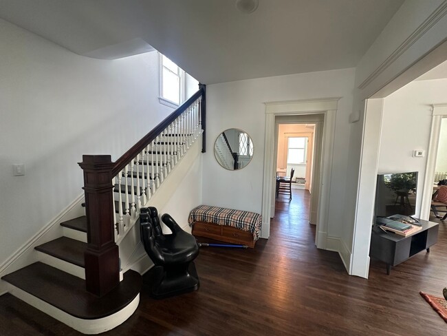 Building Photo - Spacious 3-Bedroom with Luxury Upgrades!!