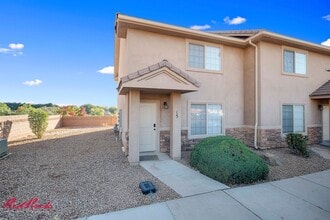 Building Photo - Adorable 3 Bedroom End Unit Townhome!