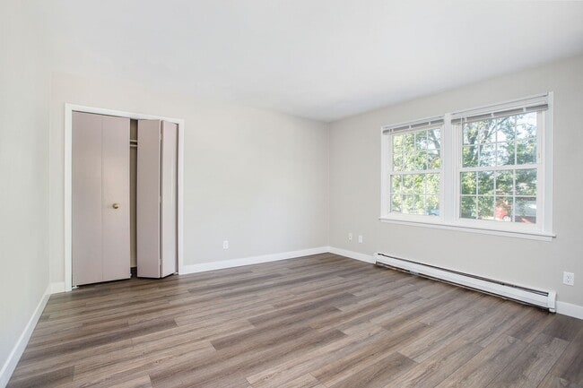 Building Photo - Newly Remodeled 2bed 1 bath apartment in Urbandale! - Ask about our security deposit alternative!