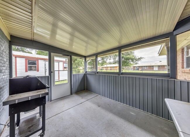 Building Photo - 460 School Ave