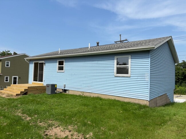 Building Photo - Southeast Erie 3 Bed with 2 Car Garage