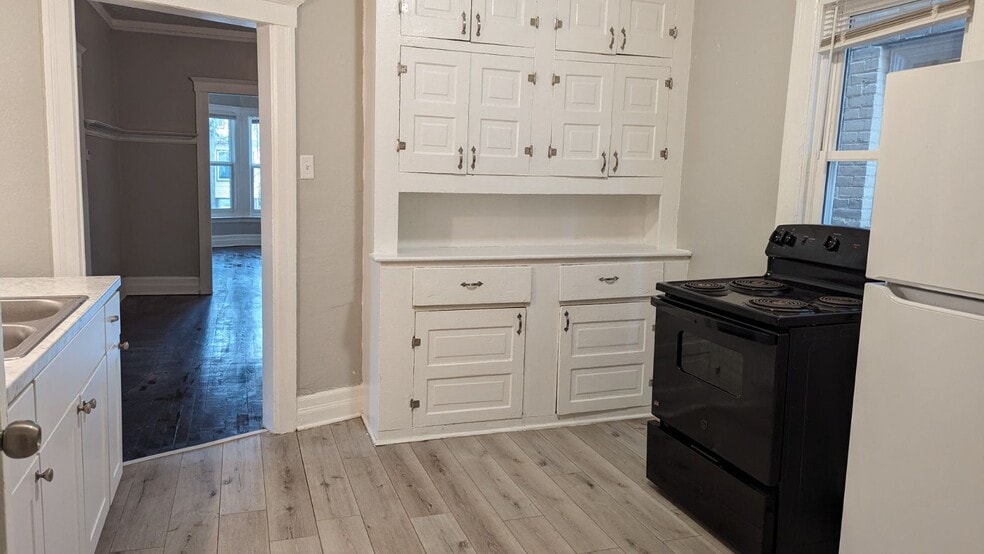 Building Photo - 536 Holbrook St