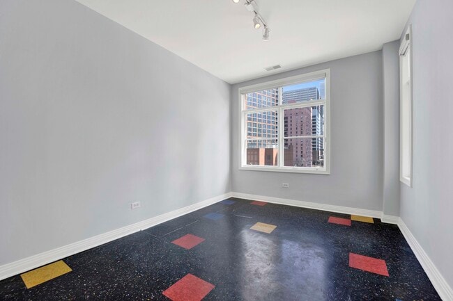 Building Photo - 330 N Clinton St