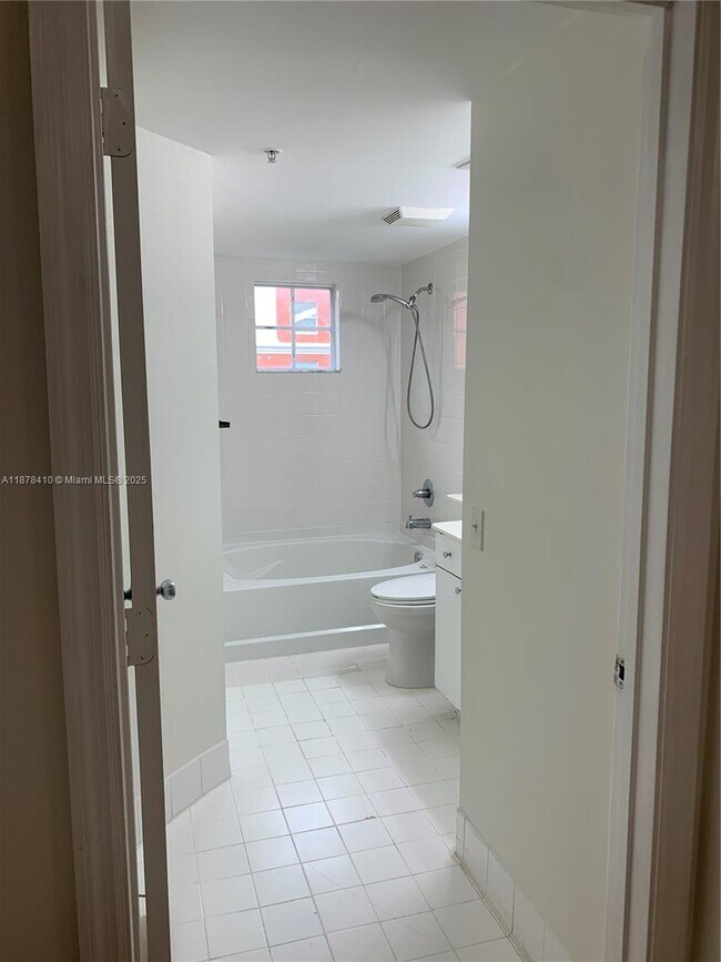 Building Photo - 17150 N Bay Rd