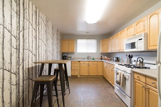 Building Photo - Gorgeous Upstairs unit with downtown view private deck