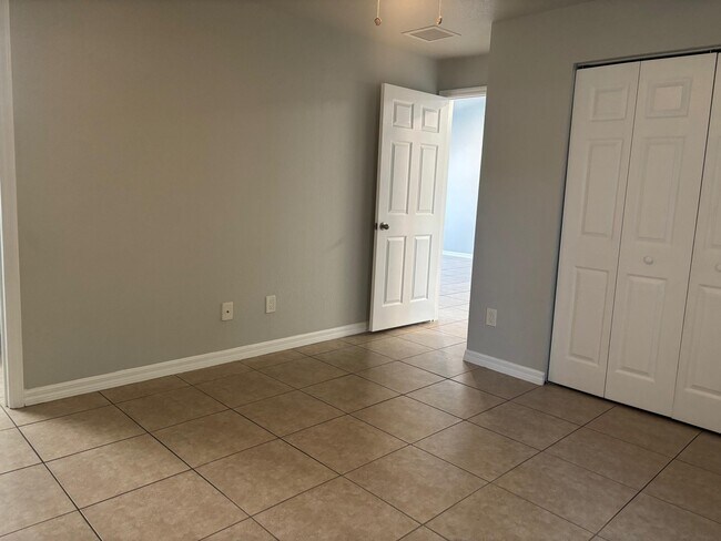 Building Photo - 1939 Palm Acres Dr