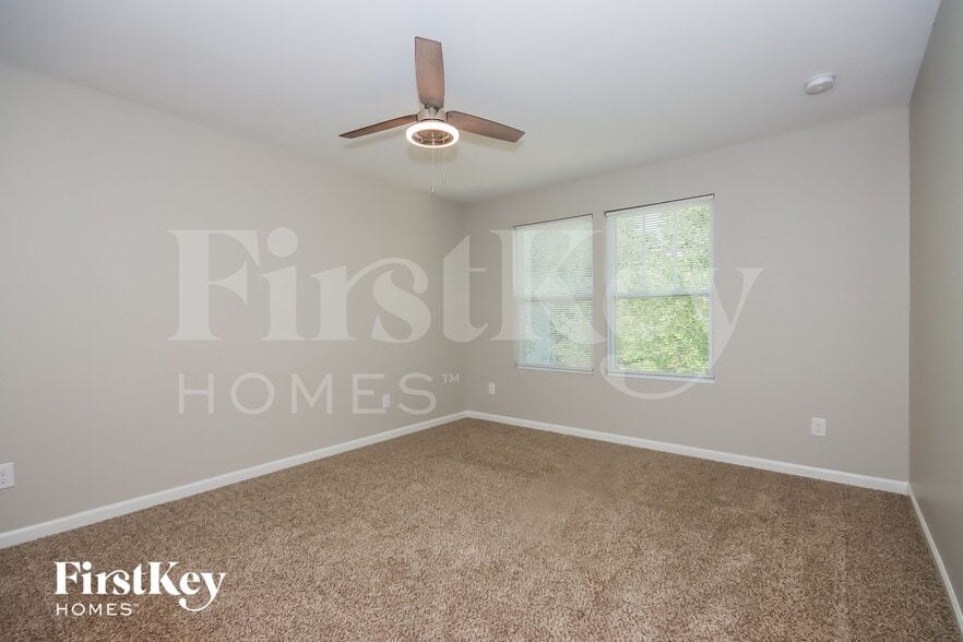 Building Photo - 905 Little Dog Ln