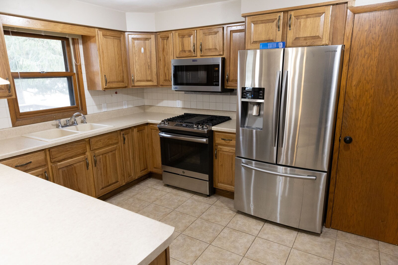 Building Photo - N1614 Meadowview Dr