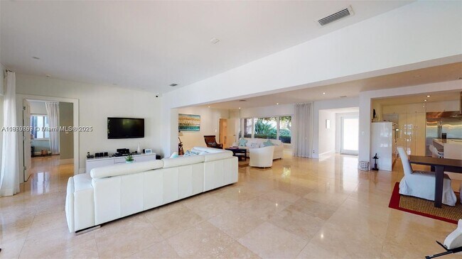 Building Photo - 6015 Pine Tree Dr