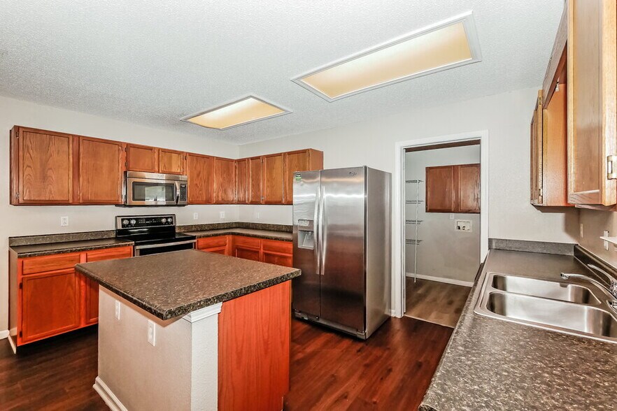 Building Photo - 10236 Hatherley Way