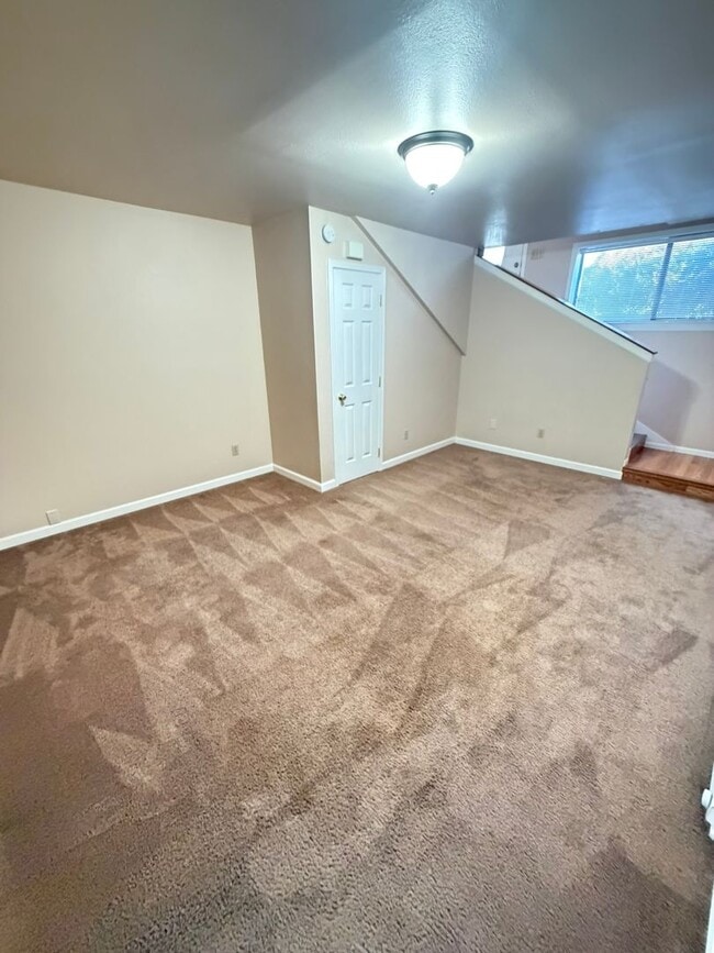 Building Photo - Newly Updated 2 Bedroom!