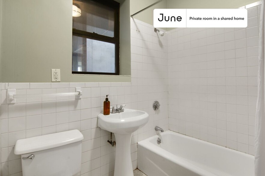 Building Photo - Private bedroom in 3 bed/2 bath Home