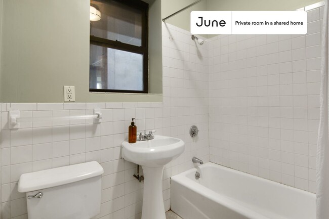 Building Photo - Private bedroom in 3 bed/2 bath Home