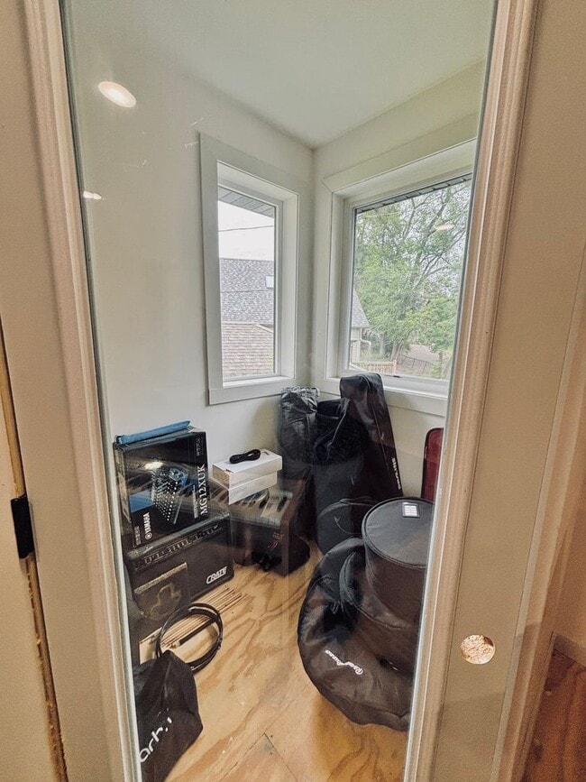 Building Photo - Rare Minnehaha Parkway rental under 5k! Be...