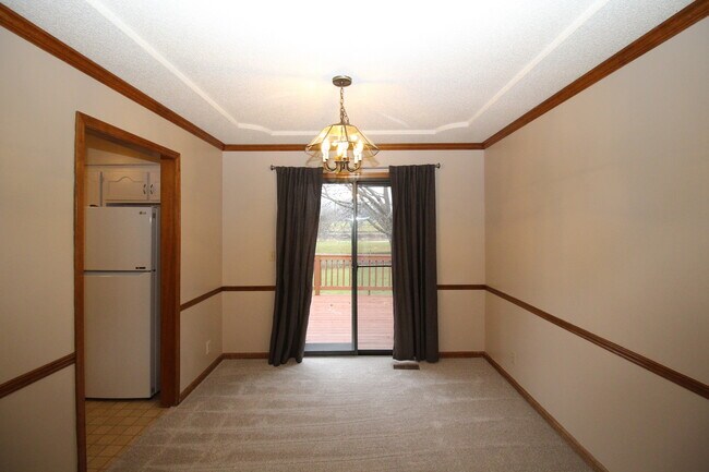 Building Photo - Huge 3 Bed 2.5 Bath home Overland Park