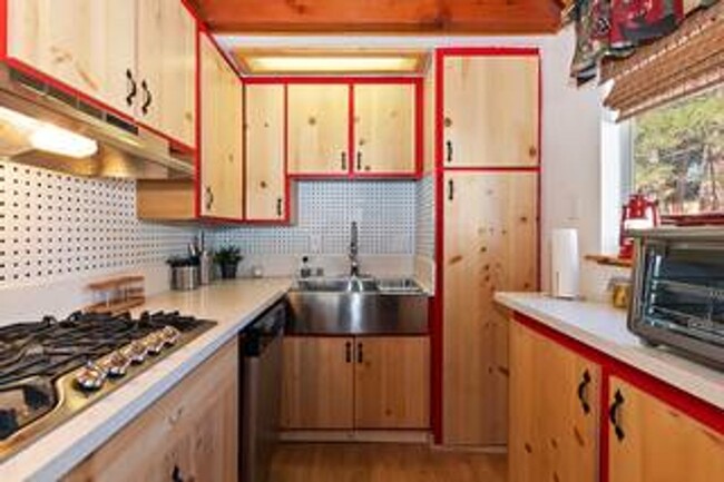 Building Photo - 2 Bedroom Lodge- Pet Friendly- Fenced Yard