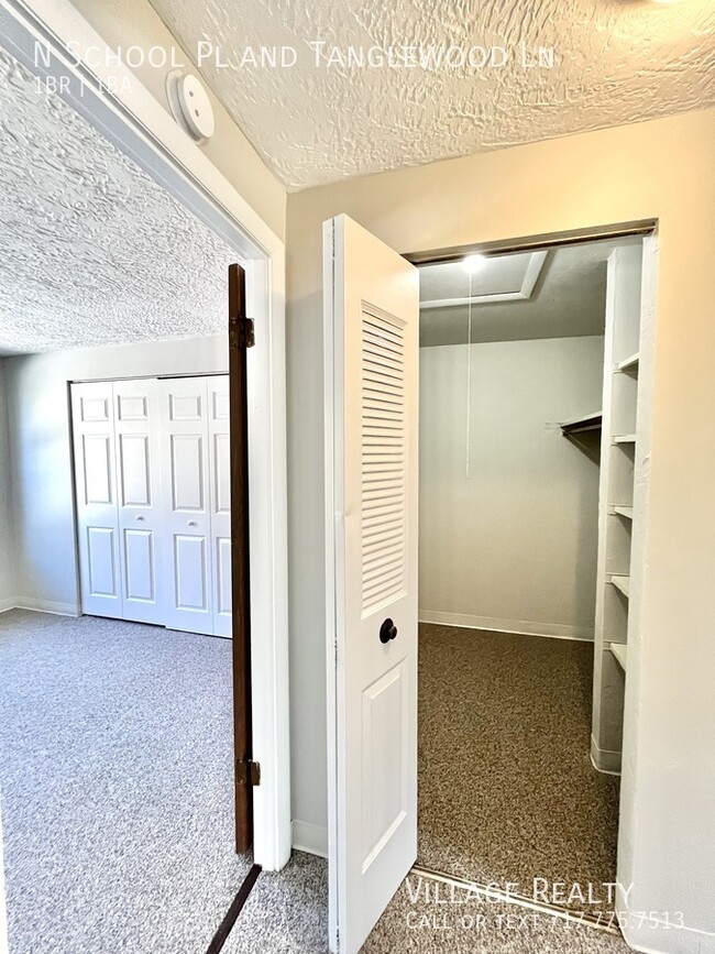 Building Photo - MOVE-IN READY! Top Floor! Roomy 1-Bed with...