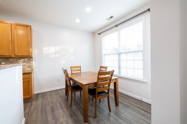 Building Photo - 305 Jamerson Ct