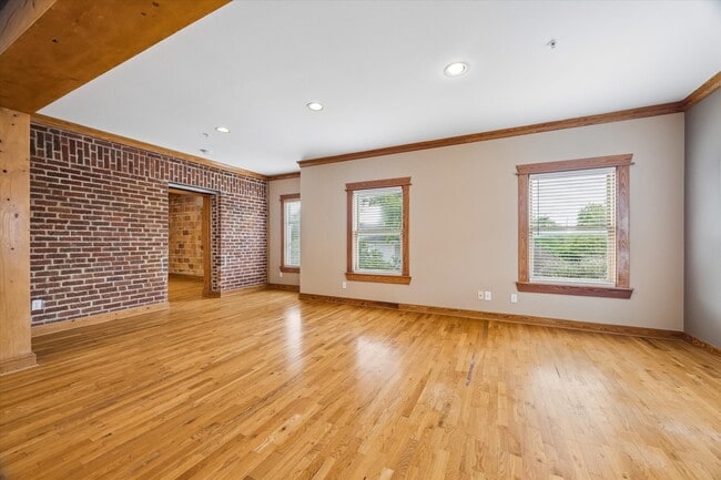 Building Photo - 215 W Norma St